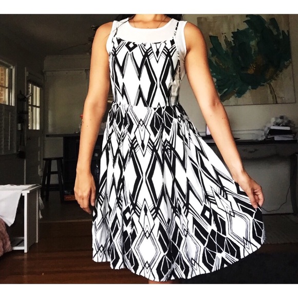 Black and White Geometric Print Dress - Picture 2 of 4